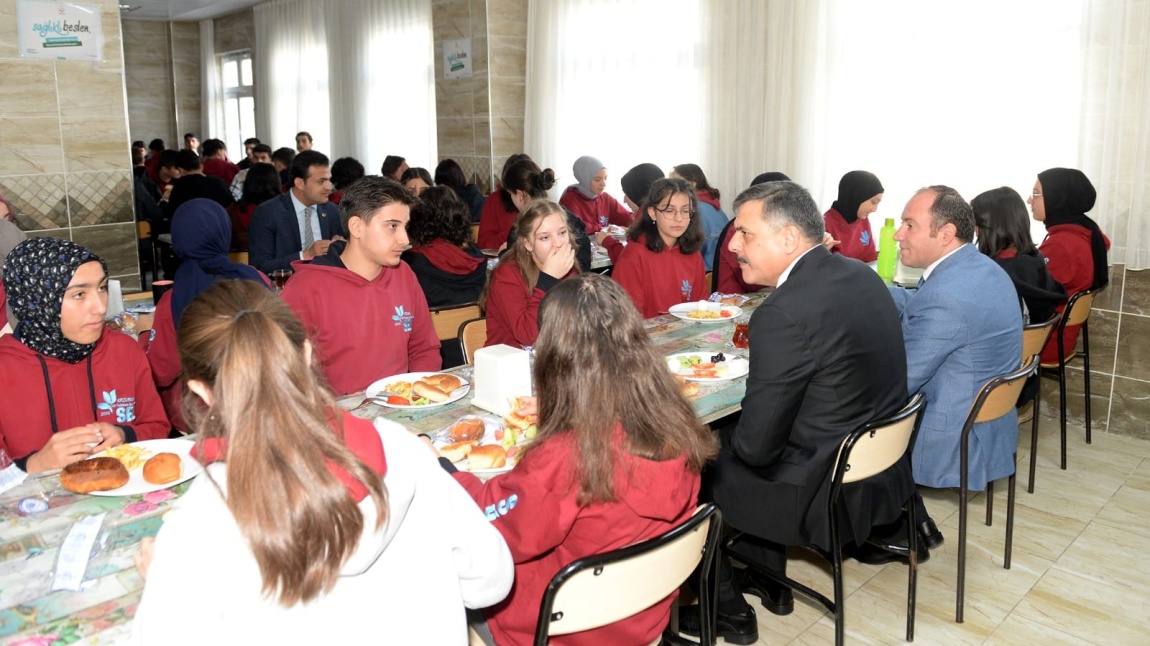 Sayın Valimiz Mustafa ÇİFTÇİ okulumuzu ziyaret ederek öğrencilerimiz ile kahvaltı yaptı.