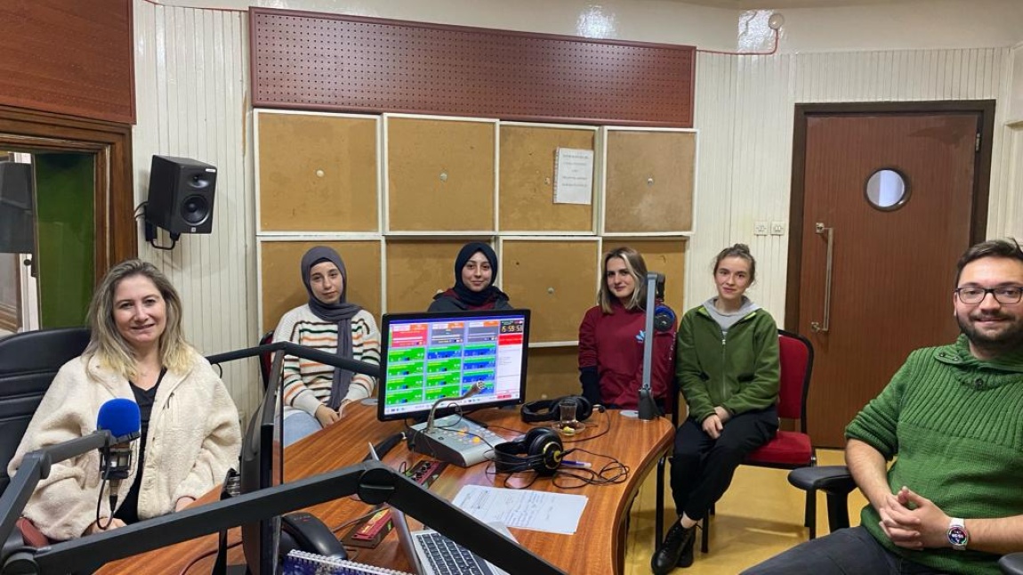 Tügvada münazara yarışmalarında Türkiye ikincisi olan münazara takımımız TRT radyo canlı programına katıldı.